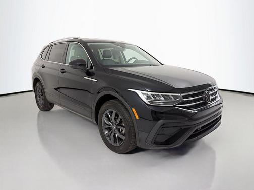 Deep Black Pearl 2023 Volkswagen Tiguan 2.0T SE