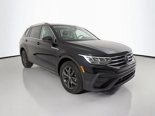 Deep Black Pearl 2023 Volkswagen Tiguan 2.0T SE