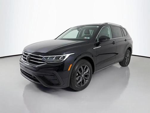 Deep Black Pearl 2023 Volkswagen Tiguan 2.0T SE