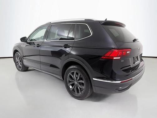 Deep Black Pearl 2023 Volkswagen Tiguan 2.0T SE