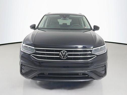 Deep Black Pearl 2023 Volkswagen Tiguan 2.0T SE
