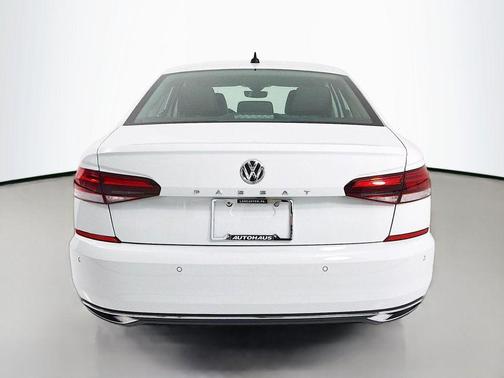 Pure White 2020 Volkswagen Passat 2.0T SE