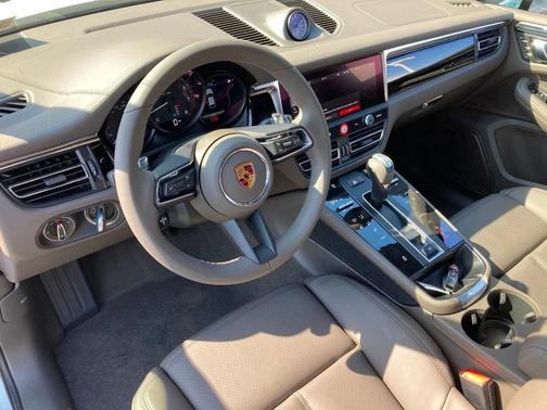 2025 Porsche Macan AWD