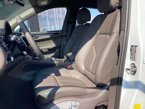 2025 Porsche Macan AWD