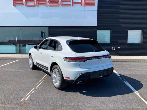 2025 Porsche Macan AWD