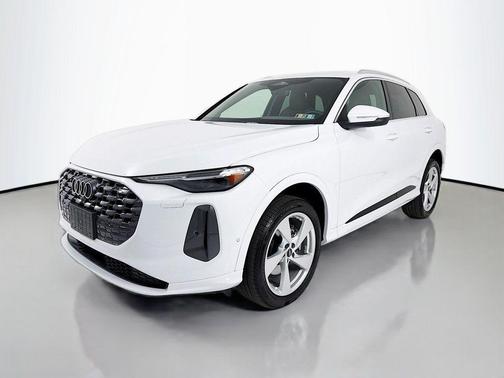 Glacier White Metallic 2025 Audi Q5 Premium Plus TFSI quattro S tronic