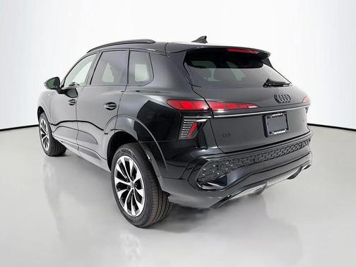 Mythos Black Metallic 2026 Audi Q3 TFSI quattro S tronic