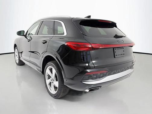 Mythos Black Metallic 2026 Audi Q5 Premium Plus TFSI quattro S tronic
