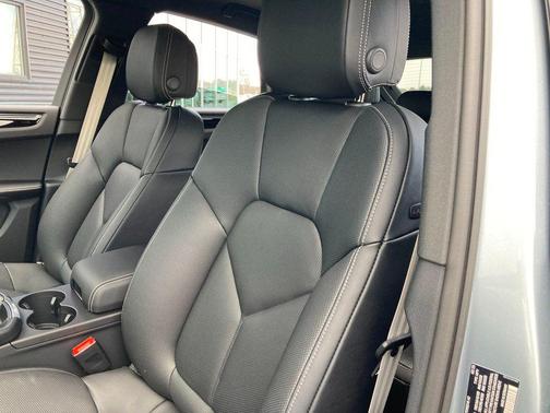 Dolomite Silver Metallic 2025 Porsche Macan Macan