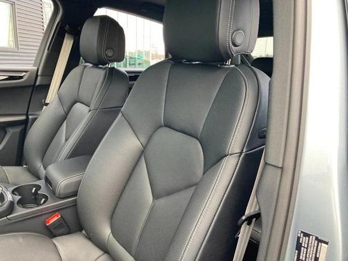 Dolomite Silver Metallic 2025 Porsche Macan Macan