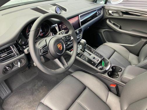 Dolomite Silver Metallic 2025 Porsche Macan Macan