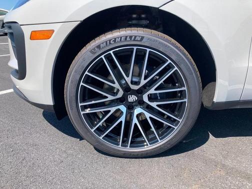 2025 Porsche Macan AWD