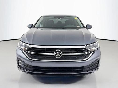 Platinum Gray Metallic 2023 Volkswagen Jetta 1.5T SE