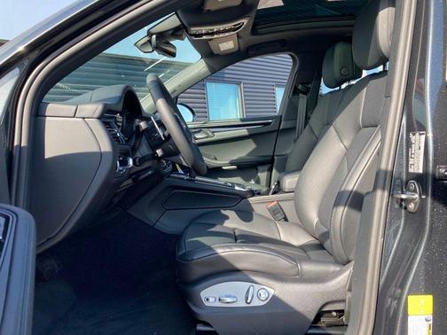 2025 Porsche Macan AWD