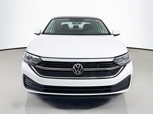 Opal White Pearl 2023 Volkswagen Jetta 1.5T SE