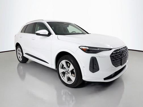 Glacier White Metallic 2025 Audi Q5 Premium Plus TFSI quattro S tronic