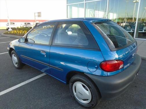 2000 Chevrolet Metro 2dr Hatchback