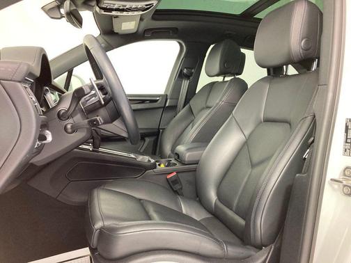 2022 Porsche Macan AWD