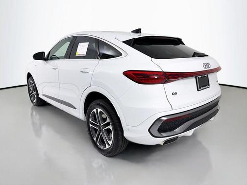 Glacier White Metallic 2025 Audi Q5 Premium Plus TFSI quattro S tronic