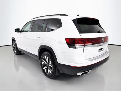 Pure White 2024 Volkswagen Atlas 2.0T SE