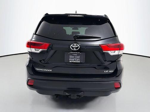 Midnight Black Metallic 2018 Toyota Highlander LE Plus