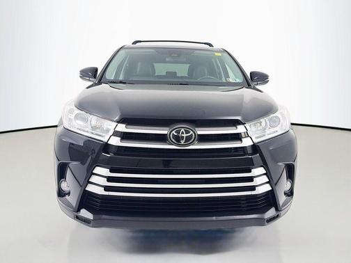 Midnight Black Metallic 2018 Toyota Highlander LE Plus