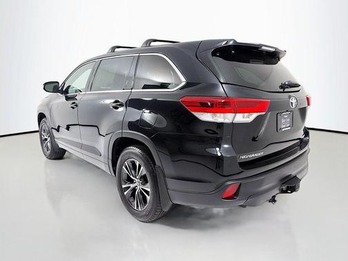 Midnight Black Metallic 2018 Toyota Highlander LE Plus