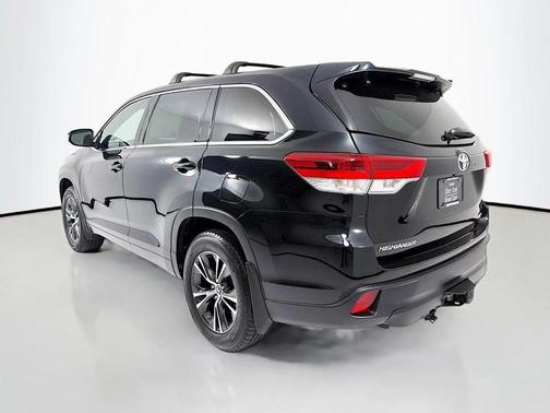 Midnight Black Metallic 2018 Toyota Highlander LE Plus