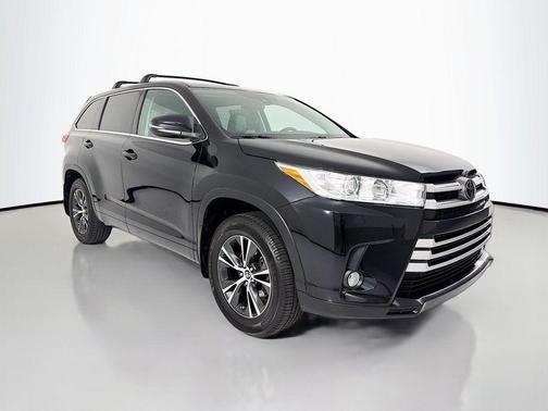 Midnight Black Metallic 2018 Toyota Highlander LE Plus