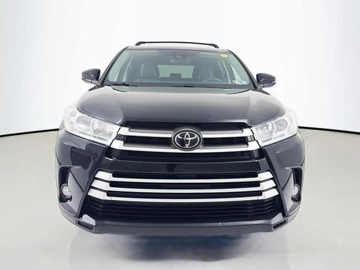 Midnight Black Metallic 2018 Toyota Highlander LE Plus