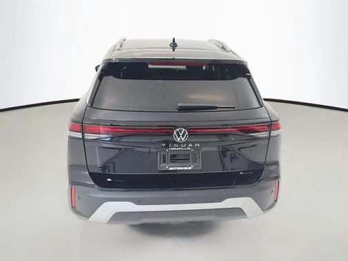 Deep Black Pearl 2026 Volkswagen Tiguan 2.0T S 4MOTION