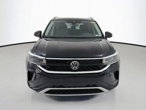 Deep Black Pearl 2023 Volkswagen Taos 1.5T SE