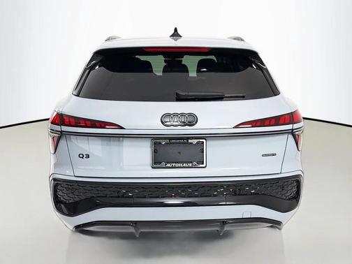 Arrow Gray Pearl Effect 2026 Audi Q3 TFSI quattro S tronic