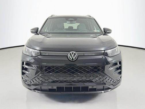 Deep Black Pearl 2026 Volkswagen Tiguan 2.0T SE R-Line Black 4MOTION