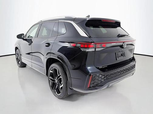 deep black pearl 2026 Volkswagen Tiguan 2.0T SEL R-Line 4MOTION