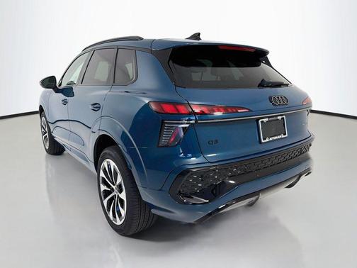 Malpelo Blue Metallic 2026 Audi Q3 TFSI quattro S tronic