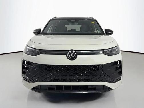 Sandstone w/Deep Black Roof 2026 Volkswagen Tiguan 2.0T SE R-Line Black 4MOTION