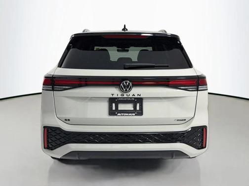 Sandstone w/Deep Black Roof 2026 Volkswagen Tiguan 2.0T SE R-Line Black 4MOTION
