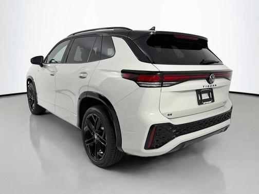 Sandstone w/Deep Black Roof 2026 Volkswagen Tiguan 2.0T SE R-Line Black 4MOTION