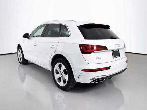 Glacier White Metallic 2023 Audi Q5 45 S line Prestige