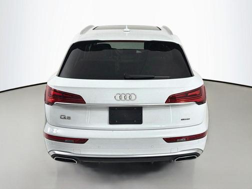 Glacier White Metallic 2023 Audi Q5 45 S line Premium Plus