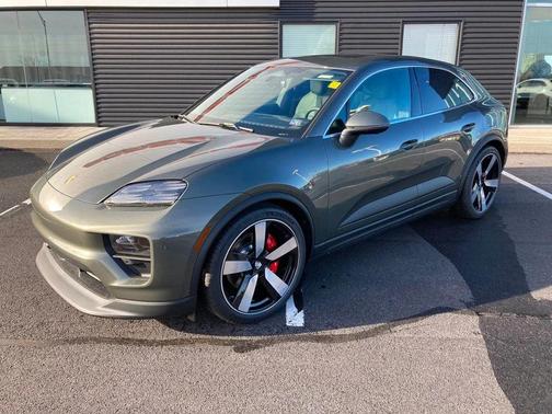 Aventurine Green Metallic 2025 Porsche Macan Macan Electric 4