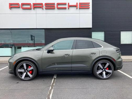 Aventurine Green Metallic 2025 Porsche Macan Macan Electric 4