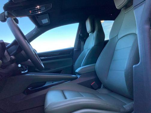 Aventurine Green Metallic 2025 Porsche Macan Macan Electric 4