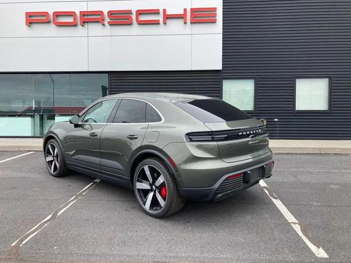 Aventurine Green Metallic 2025 Porsche Macan Macan Electric 4