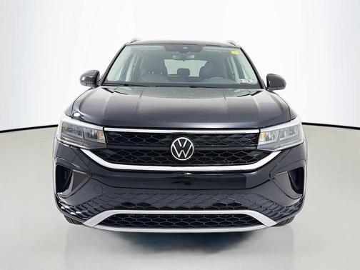 Deep Black Pearl 2023 Volkswagen Taos 1.5T SE