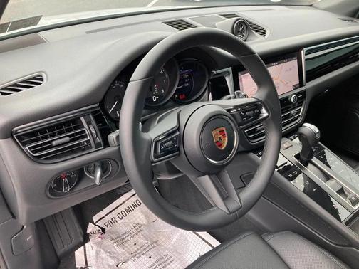 2024 Porsche Macan Base (PDK)