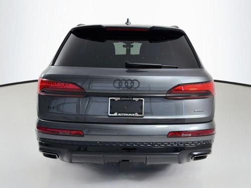 Daytona Gray Pearl Effect 2026 Audi Q7 55 Premium Plus