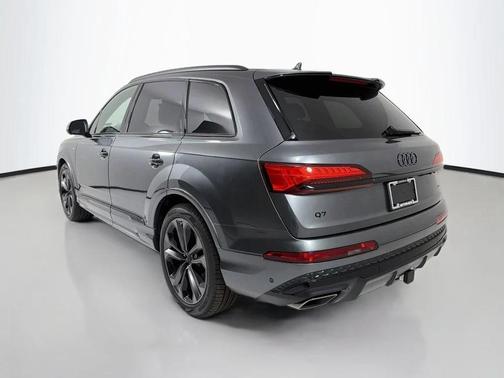 Daytona Gray Pearl Effect 2026 Audi Q7 55 Premium Plus