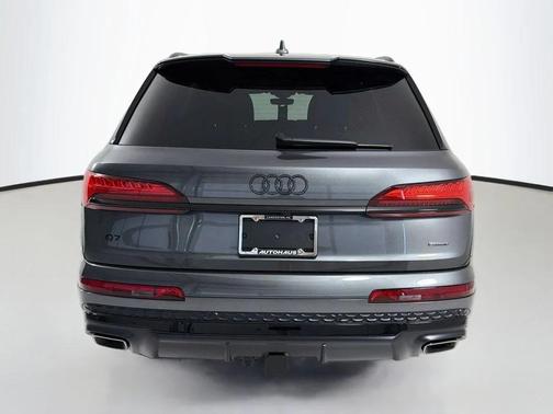 Daytona Gray Pearl Effect 2026 Audi Q7 55 Premium Plus